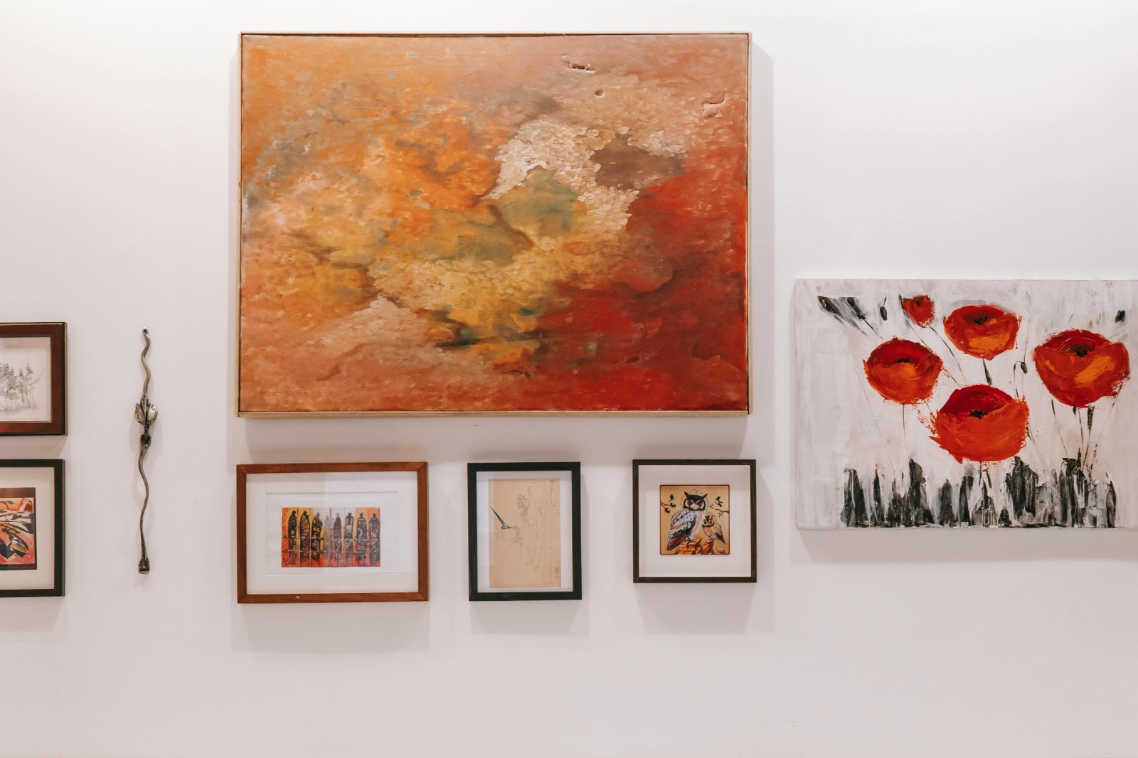 7 Cara Menata Foto di Dinding Ruang Tamu Agar Terlihat Rapi - CitraGrand Cibubur CBD