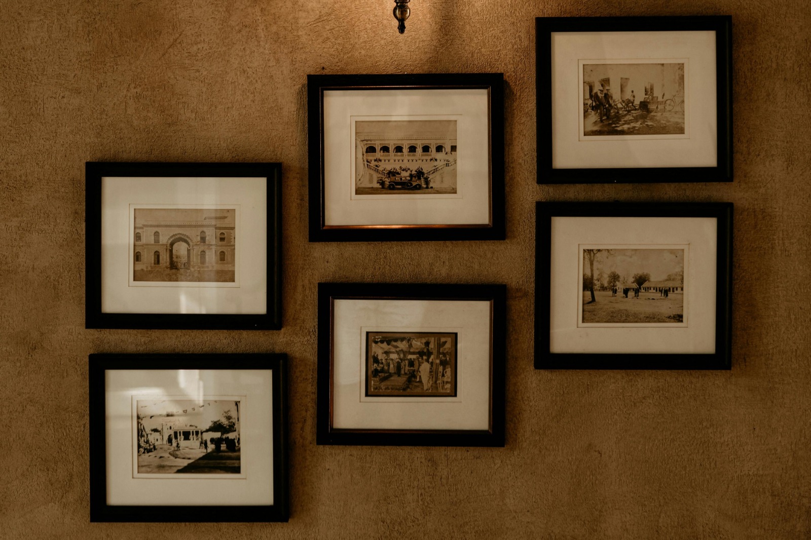 7 Cara Menata Foto di Dinding Ruang Tamu Agar Terlihat Rapi - CitraGrand Cibubur CBD