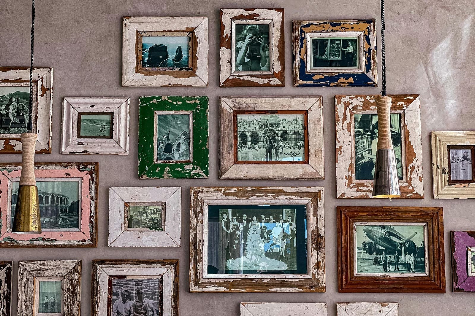 7 Cara Menata Foto di Dinding Ruang Tamu Agar Terlihat Rapi - CitraGrand Cibubur CBD